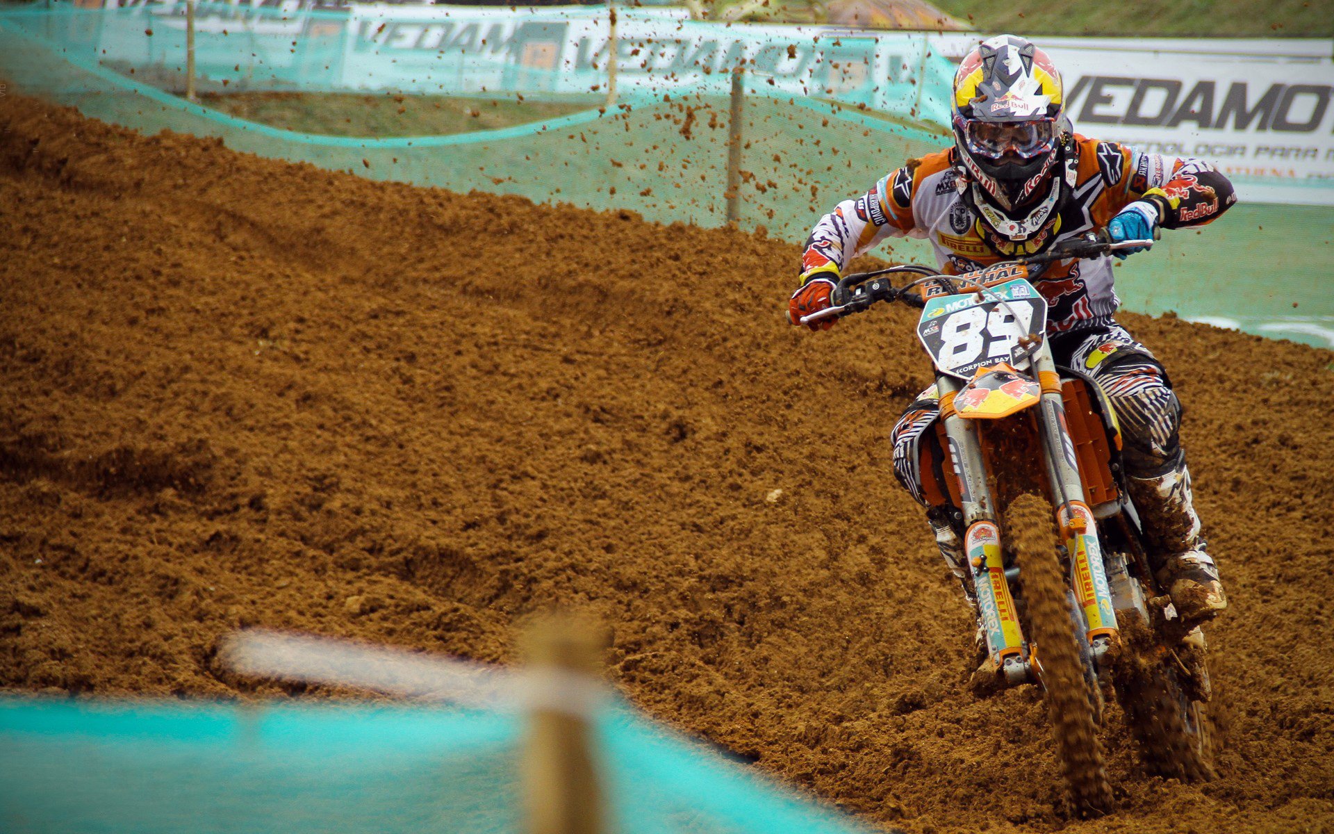 绿色环保足球场成为城市新名片，打造“绿色足球城市”，足球场绿色草坪背景图